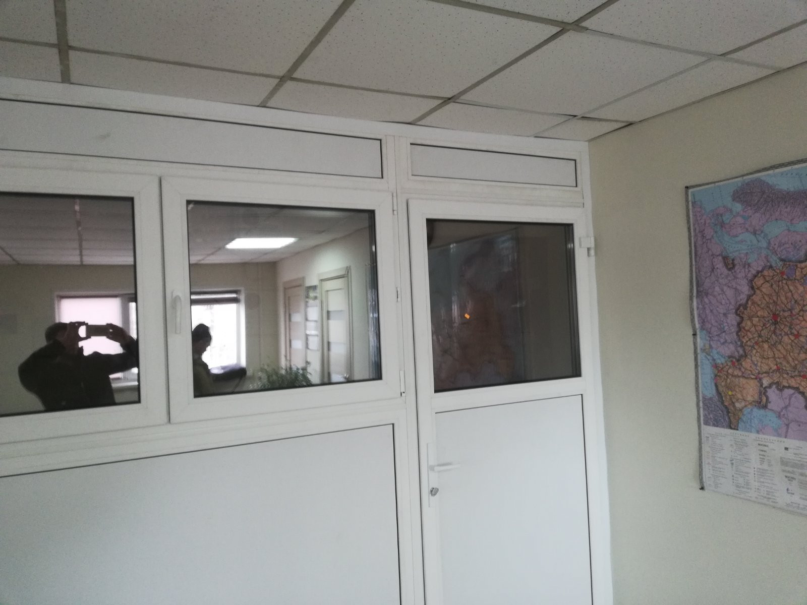 Установка пластиковой офисной перегородки